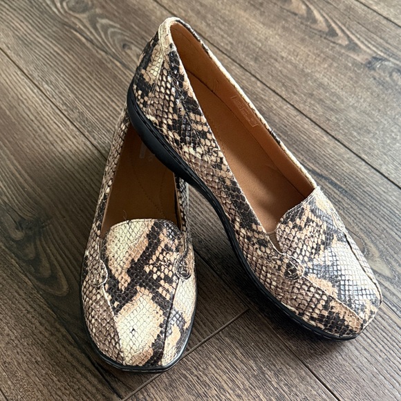 Clarks Shoes - Clarks Women’s Snakeskin Embossed Slip-On Loafers NWOT 7